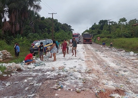 Caminhão que levava carga de leite tomba na BR-174 no Amazonas  