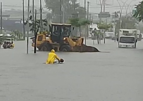 Caminhão carregado de vacinas Pfizer fica preso em alagamento