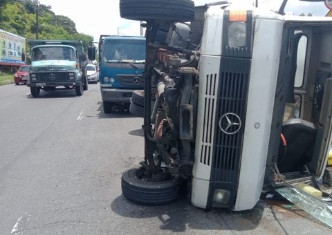 Caminhão tomba em avenida de Manaus e deixa trânsito congestionado