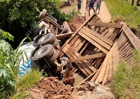 Caminhão carregado com concreto quebra ponte de madeira e cai em riacho; vídeo