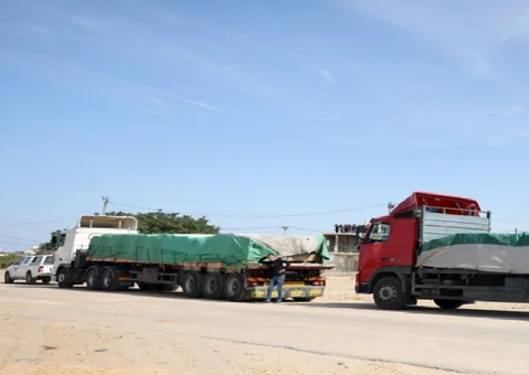 Caminhões com ajuda humanitária entram em Gaza pela fronteira com Egito