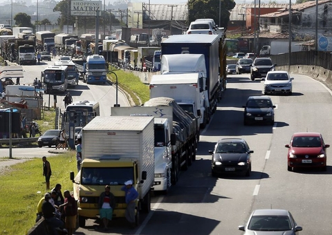 Caminhoneiros recebem auxílio com parcela dobrada