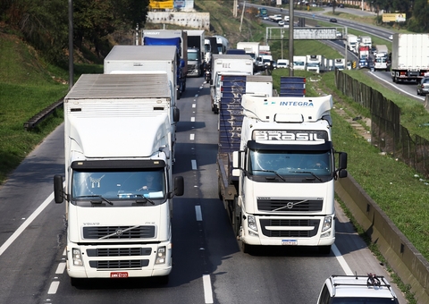 Brasil pode ficar 50 dias sem importar diesel; saiba o motivo