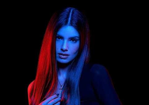 Fontes acreditam que versão de Camila Queiroz sobre saída da Globo é blefe