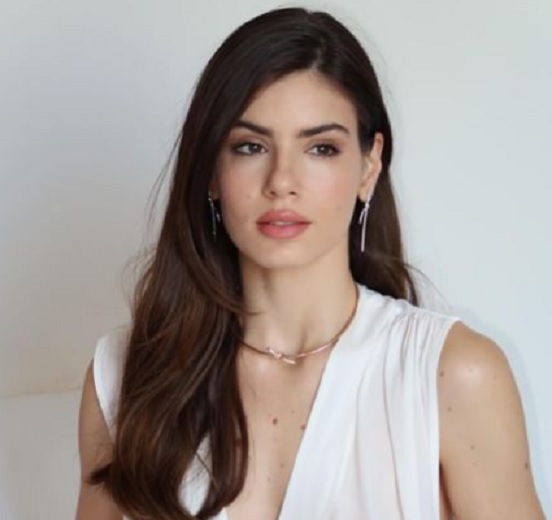 Camila Queiroz mostra novo visual com cabelos loiríssimos