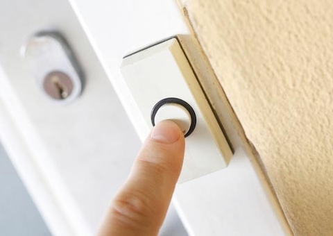 Homem persegue e atira contra crianças que tocaram campainha de sua casa por brincadeira