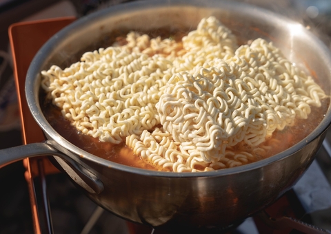 Afinal por que faz mal comer macarrão instantâneo? Especialistas respondem