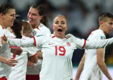 Canadá sofre gol olímpico, mas vira o jogo e elimina Irlanda da Copa