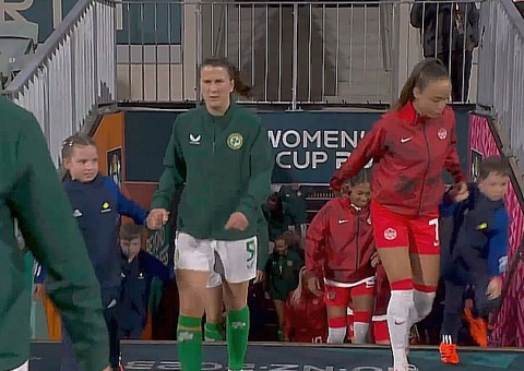 Primeiras classificadas, árbitra atrapalhada e gol olímpico no sétimo dia da Copa