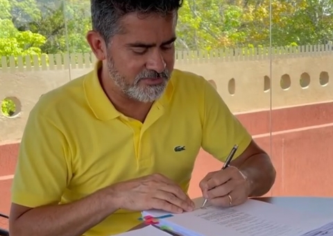 David usa 'caneta farta' com profissionais da Educação 