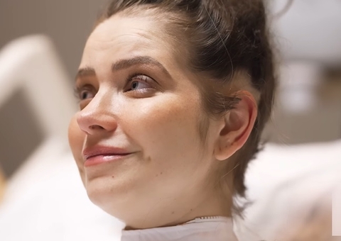 Cantora gospel Camila Campos se emociona ao raspar cabelos em tratamento de câncer