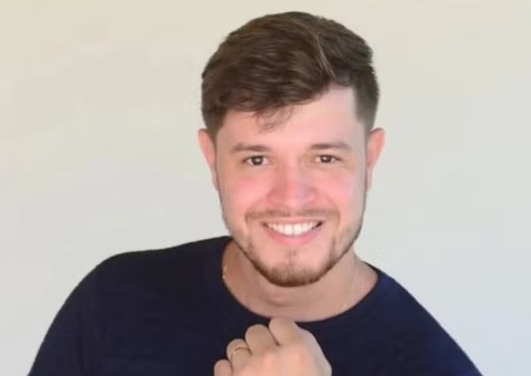 Cantor morre após ser arremessado de moto e atropelado por carro