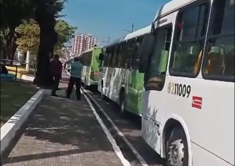 Centro de Manaus tem caos e trânsito parado após interdições