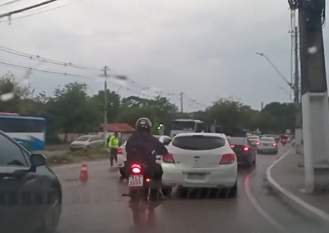 Carreta tombada em avenida deixa trânsito caótico no Distrito Industrial