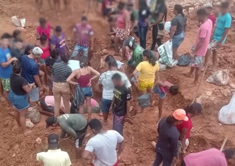 Vídeo chocante: Famílias desenterram frangos de lixão para se alimentarem no Amazonas