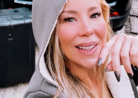 Danielle Winits posta foto do filho, mas vista sensacional de mansão rouba a cena