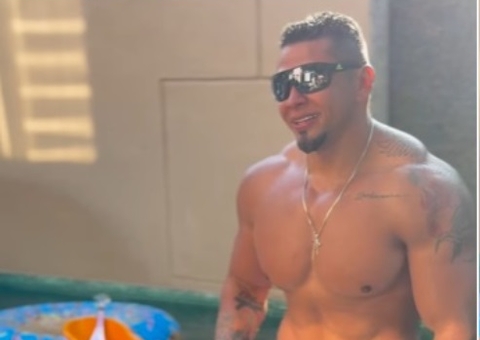 Ex-affair de Gracyanne posa de sunga branca após fazer harmonização peniana