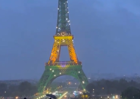 Torre Eiffel se ilumina com cores do Brasil durante viagem de Lula a Paris; vídeo