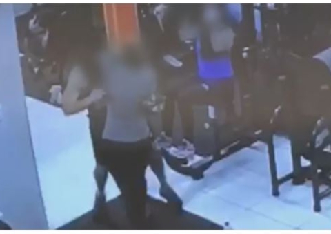 Jovem leva mordida de homem após esbarrão em academia; Veja vídeo