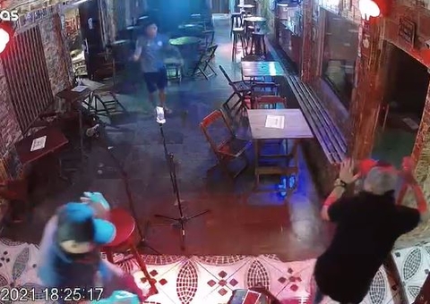 Militar surta, atira para cima e toca o terror em boteco em Manaus; Veja vídeo