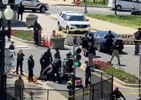 Carro atropela policiais no Capitólio e Congresso dos EUA é fechado 