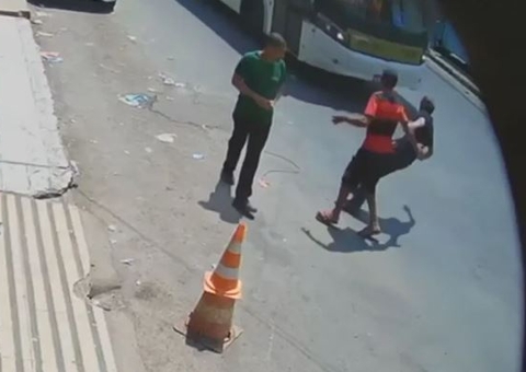 Homem joga irmão na frente de ônibus para que ele parasse de consumir bebidas alcoólicas