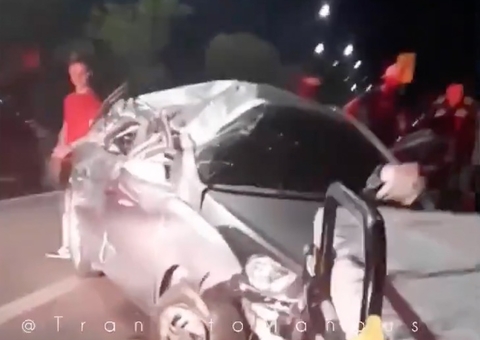 Carro capota na estrada da Ponta Negra e mulher fica ferida; vídeo