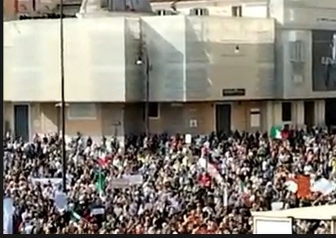 Polícia joga água em manifestantes anti-vacina em Roma