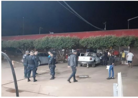 Homem é morto em troca de tiros ao tentar fugir em viatura da polícia