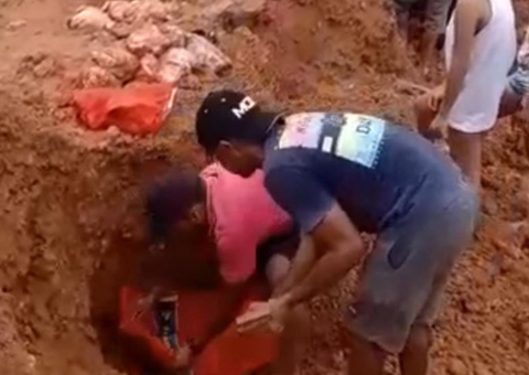Famílias desenterram frangos estragados do lixão para se alimentar no Amazonas