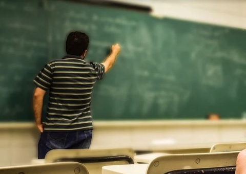 Amazonas anuncia promoções para 2 mil profissionais da educação