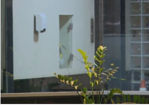 Mulher despenca em fosso ao abrir porta de elevador