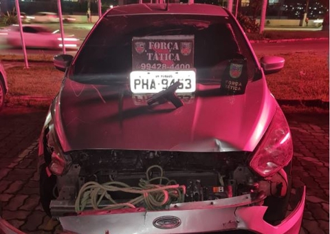 Criminosos arrebentam carro em residência durante perseguição em Manaus