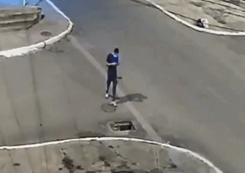 Homem cai em esgoto enquanto mexia no celular; Veja vídeo