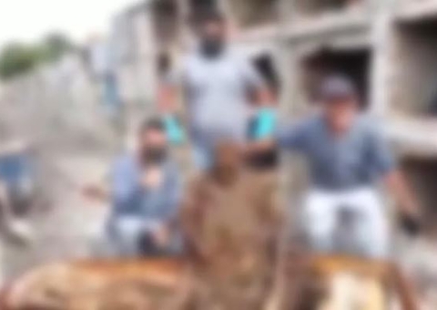 Funcionários de cemitério causam revolta ao gravarem vídeo durante exumação