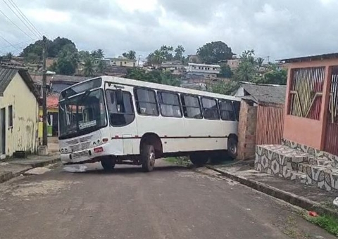 Ônibus perde freio e quase causa tragédia ao invadir casa no Amazonas