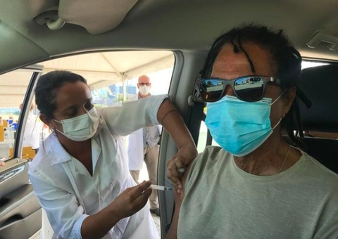 Aos 72 anos, Djavan recebe primeira dose da vacina contra Covid-19