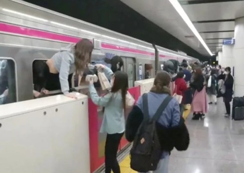 Fantasiado de Coringa, homem ataca trem com faca e deixa 10 feridos