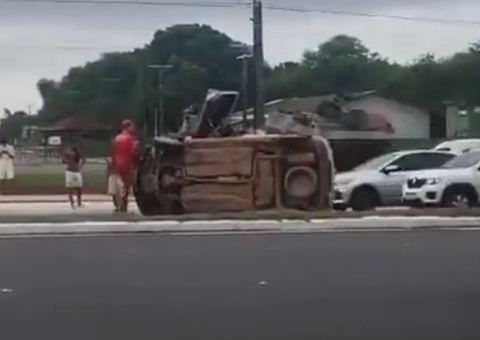 Carro capota na Estrada da Ponta Negra em Manaus; vídeo