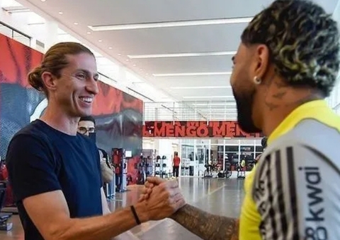 Filipe Luís inicia trabalho como técnico do Flamengo e reencontra amigos