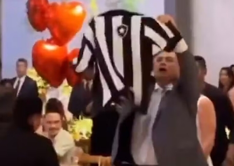 Dino se casa com ex-assessora e entra na festa ao som do hino do Botafogo