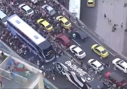 Botafogo chega ao Rio para festa da vitória