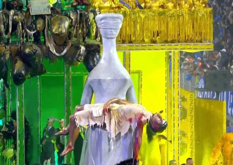 Em protesto, carro alegórico traz criança morta nos braços da estátua da Justiça