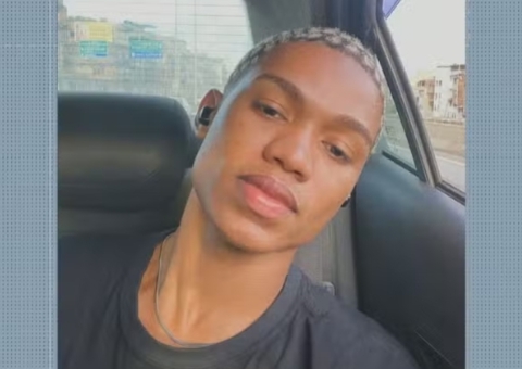 Jovem morre baleado a caminho do trabalho durante troca de tiros