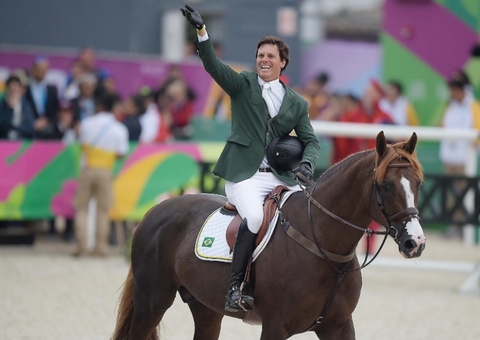 Cavaleiro machuca animal com espora, e Brasil é eliminado no hipismo