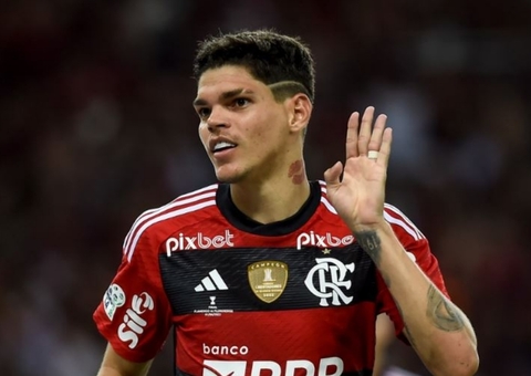 Ayrton Lucas terá chance nos clássicos para reconquistar torcida do Flamengo