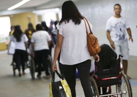 Justiça dá 72h para Estado devolver apoio escolar a alunos com deficiência no Amazonas