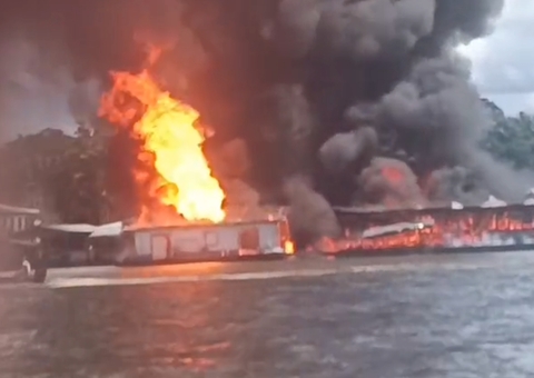 Vídeos mostram flutuantes comerciais sendo destruídos pelo fogo em Tapauá