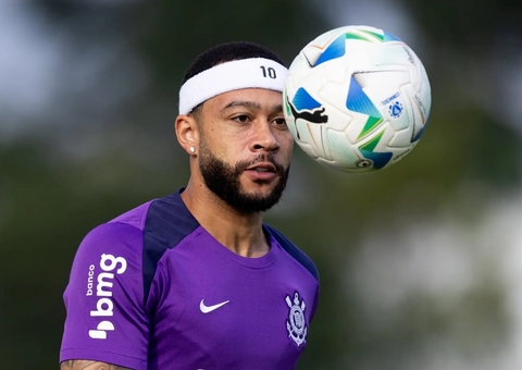 Memphis vai ao CT do Corinthians após faltar a treino