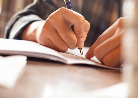 Universidade é condenada a indenizar estudante por não usar nome social no Amazonas